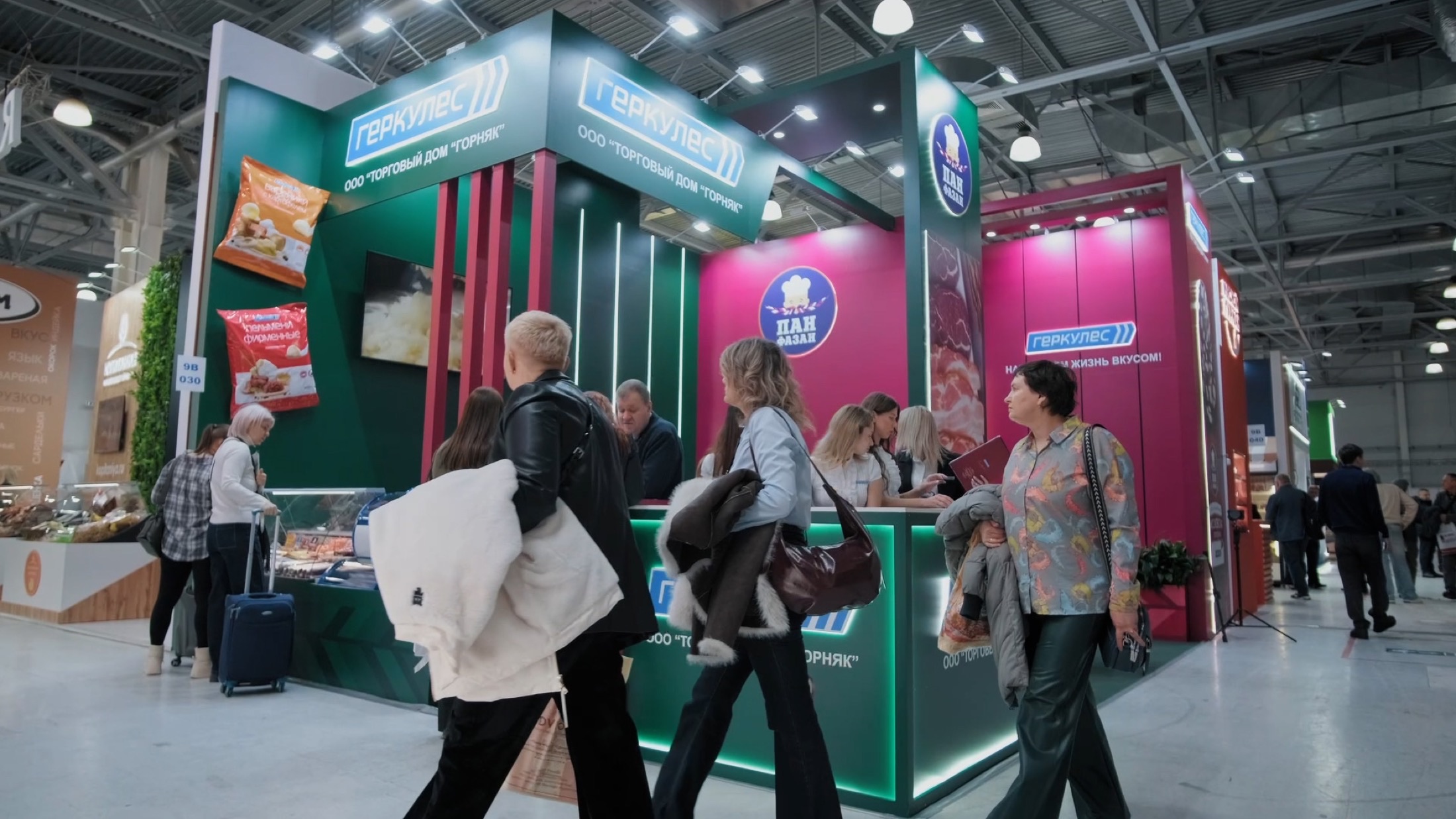 Выставочный стенд Геркулес с посетителями